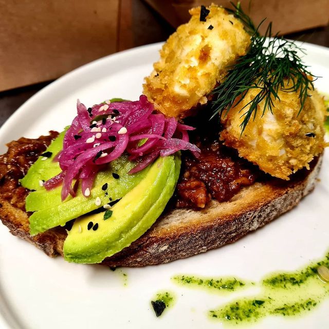 Toast with avocado and chicken